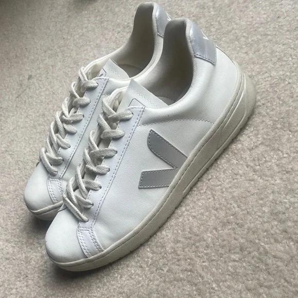 Veja URCA CWL White Silver Sneakers Women’s Size 9, Retail $135 - Picture 7 of 8
